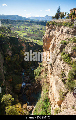 Suche von der Puente Nuevo (die neue Brücke) auf 120 Meter tiefen Abgrund in Ronda, Andalusien, Spanien. Stockfoto