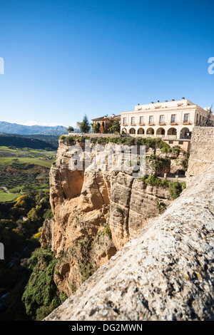 Suche von der Puente Nuevo (die neue Brücke) auf 120 Meter tiefen Abgrund in Ronda, Andalusien, Spanien. Stockfoto