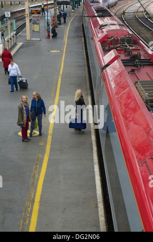 Passagiere, die Einschiffung auf eine Jungfrau Pendolino in Carlisle Railway Station mit einem speziellen Charterzug. Carlisle Cumbria Stockfoto