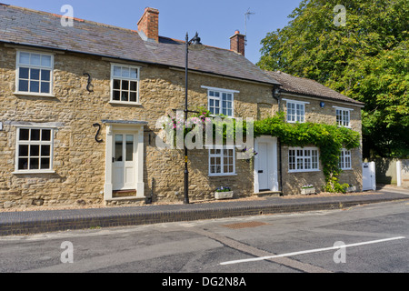 Eine Terrasse aus Steinhütten im Dorf Emberton, Buckinghamshire, Großbritannien Stockfoto