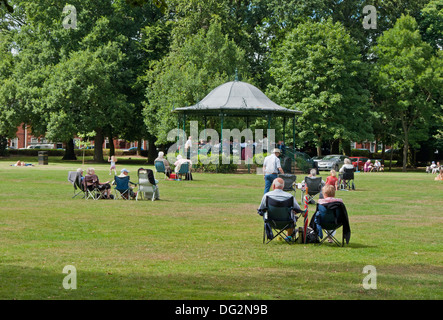Hören die Band an einem sonnigen Sonntag Nachmittag, Abington Park, Northampton, UK Stockfoto