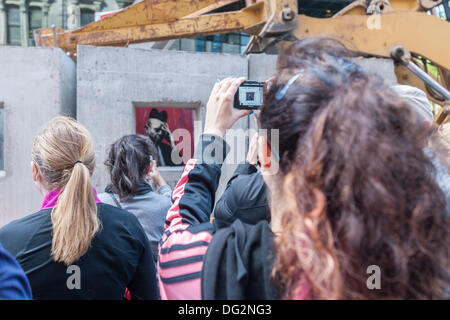 New York, USA. 12. Oktober 2013. Street-Art-Fans strömen in Stadtteil East Village von New York auf Samstag, 12. Oktober 2013, der zwölfte Ausgabe von Banksy-Graffiti-Kunst, "Beton konfessionellen" zu sehen. Die schwer fassbare Streetart-Künstler schafft Werke rund um die Stadt jeden Tag im Laufe des Monats Oktober begleitet durch eine satirische aufgezeichnete Nachricht, die Sie hören können telefonisch unter der Nummer 1-800-656-4271 gefolgt von # und die Anzahl der Kunstwerke.  Bildnachweis: Richard Levine/Alamy Live-Nachrichten Stockfoto