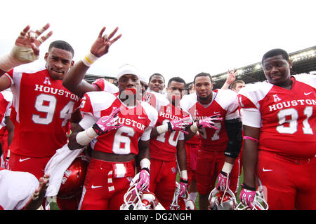 Houston, Texas, USA. 12. Oktober 2013. 12. Oktober 2013: Mitglieder des Houston Cougars posieren für die Kamera nach ihrem 25-15 Sieg über Memphis von BBVA Compass Stadion in Houston, Texas. Bildnachweis: Csm/Alamy Live-Nachrichten Stockfoto