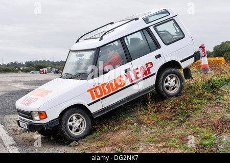 Eine Person Fahrzeug ein Geländewagen 4 x 4 von Todds Leap (Dungannon) einen steilen Hang hinunter Stockfoto