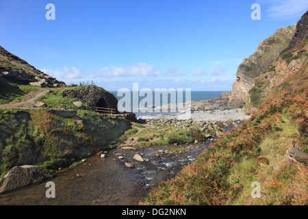 Rocky-Englisch-Strand und Fluss Stockfoto