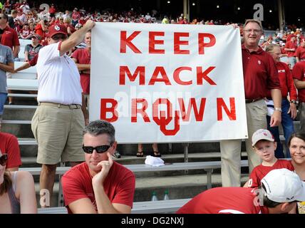 12. Oktober 2013: Oklahoma Fans halten ein Schild während eine NCAA Big 12 Rivalität Fußballspiel, bekannt als der Red River Rivalität zwischen der University of Oklahoma Sooners und der University of Texas Longhorns im Cotton Bowl Stadium in Dallas, TX Stockfoto