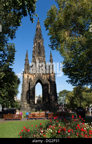 City of Edinburgh, Schottland. Malerischen bunten Blick auf das Scott Monument an der Princes Street. Stockfoto