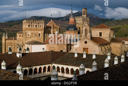 Königliche Kloster von Santa Maria de Guadalupe. Caceres, Spanien. UNESCO-Weltkulturerbe. Allgemeine Ansicht Stockfoto