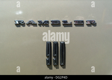 Das Emblem eines Full-Size-Autos Rambler Ambassador 990 Stockfoto