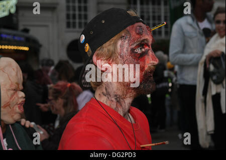 Piccadilly Circus ist während der jährlichen Zombie-Invasion von London zugunsten von St. MungoÕs, Wohltätigkeitsorganisation für Obdachlose mit Zombies befallen. London, UK 12. Oktober 2013 Stockfoto