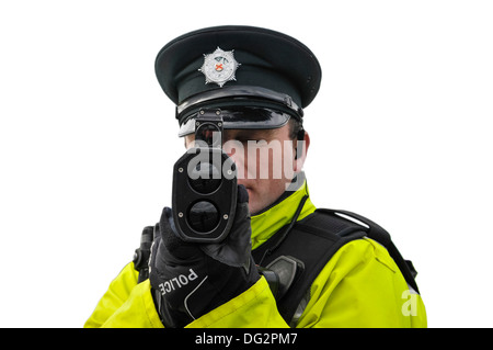 Polizist verwendet eine Laser Technology Inc UltraLyte Geschwindigkeit Detektor Laserkanone (vorne am Ausschnitt) Stockfoto