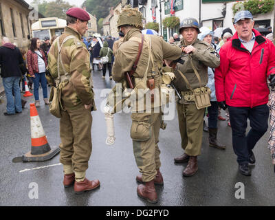 Drei Männer gekleidet wie WW2 Soldaten, eine britische Fallschirmjäger eine amerikanische Infanterie-Mann und einem amerikanischen Militärpolizist in Pickering North Yorkshire England UK für Kriegs- und vierziger Jahre 2013 Wochenende Stockfoto