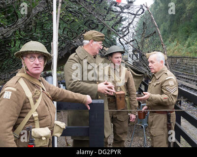 Vier Männer gekleidet als WW2 Home Guard Soldaten bewachen Goathland Station auf der North Yorkshire Moors Railway während der Eisenbahnbetriebs in Kriegszeiten Wochenende Oktober 2013 Stockfoto