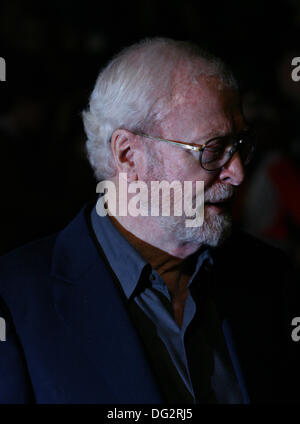 London, UK, 12. Oktober 2013. Michael Caine nimmt an einer Vorführung von "The Double" während der 57. BFI London Film Festival im Ode Stockfoto