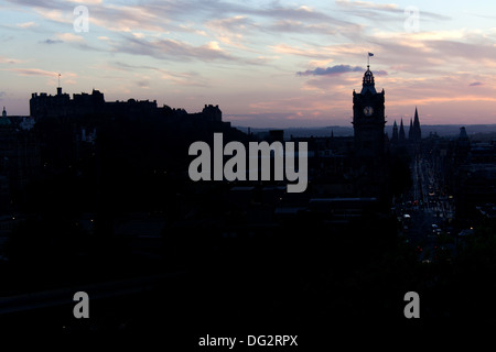 City of Edinburgh, Schottland. Malerischen Sonnenuntergang Blick auf Edinburgh Stadtzentrum von Calton Hill gesehen. Stockfoto