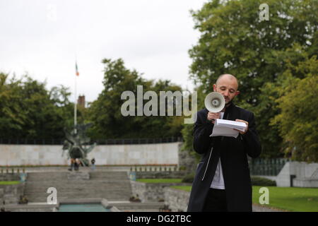 Dublin, Irland. 12. Oktober 2013. Tony O'Brien, Adressen der Veranstalter der "Marsch gegen Monsanto" die Eröffnung Kundgebung des Protestes. Etwa 50 Aktivisten stellte sich heraus, dass es sich für den Marsch gegen Monsanto in Dublin. Der Protest ist Teil einer internationalen Tag des Protests gegen das landwirtschaftliche Unternehmen Monsanto und ihre Geschäftspraktiken sowie gegen GVO (gentechnisch veränderte Lebensmittel). Stockfoto