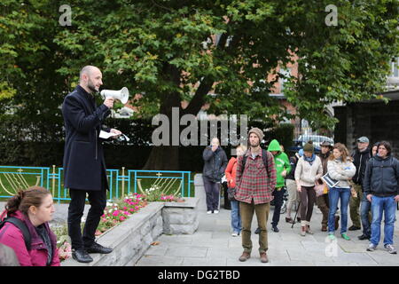 Dublin, Irland. 12. Oktober 2013. Tony O'Brien, Adressen der Veranstalter der "Marsch gegen Monsanto" die Eröffnung Kundgebung des Protestes. Etwa 50 Aktivisten stellte sich heraus, dass es sich für den Marsch gegen Monsanto in Dublin. Der Protest ist Teil einer internationalen Tag des Protests gegen das landwirtschaftliche Unternehmen Monsanto und ihre Geschäftspraktiken sowie gegen GVO (gentechnisch veränderte Lebensmittel). Stockfoto