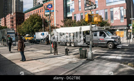 Eine neue Annie (Film Remake) Dreharbeiten in New York City, während die Wiederbelebung des ursprünglichen 1977 Broadway musical spielt am Broadway, ganz in der Nähe dieser Stelle im Hells Kitchen. Die Hauptrollen Quvenzhane Wallis & Jamie Foxx. New York City, 12. Oktober 2013, USA Stockfoto