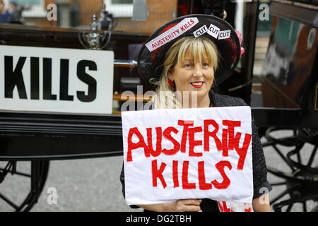 Dublin, Irland. 12. Oktober 2013. Ein Mitglied des Spektakels der Defiance & Hoffnung hält ein Schild, das "Strenge tötet" liest. Gewerkschaften forderten einen Protestmarsch durch Dublin, vor der Ankündigung des Haushaltsplans 2014 nächste Woche. Sie protestierten gegen Kürzungen bei Bildung, Soziales und Gesundheit und für eine Nutzung alternativer Einnahmequellen durch die Regierung. © Michael Debets/Alamy Live-Nachrichten Stockfoto