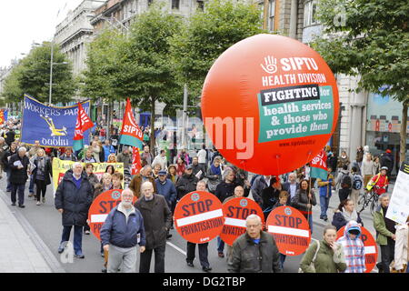 Dublin, Irland. 12. Oktober 2013. Mitglieder des Bereichs Gesundheit SIPTU (industrielle Professional technische Dienstleistungsgewerkschaft) tragen einen großen Ballon. Gewerkschaften forderten einen Protestmarsch durch Dublin, vor der Ankündigung des Haushaltsplans 2014 nächste Woche. Sie protestierten gegen Kürzungen bei Bildung, Soziales und Gesundheit und für eine Nutzung alternativer Einnahmequellen durch die Regierung. © Michael Debets/Alamy Live-Nachrichten Stockfoto