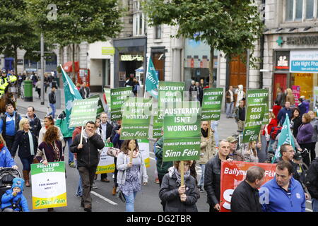 Dublin, Irland. 12. Oktober 2013. Mitglieder von Sinn Féin, tragen Teil Plakate, marschieren in der Pre-budget Protestmarsch. Gewerkschaften forderten einen Protestmarsch durch Dublin, vor der Ankündigung des Haushaltsplans 2014 nächste Woche. Sie protestierten gegen Kürzungen bei Bildung, Soziales und Gesundheit und für eine Nutzung alternativer Einnahmequellen durch die Regierung. © Michael Debets/Alamy Live-Nachrichten Stockfoto