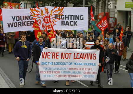 Dublin, Irland. 12. Oktober 2013. Mitglieder der Jugendorganisationen der Gewerkschaften fordern bessere Jobchancen. Gewerkschaften forderten einen Protestmarsch durch Dublin, vor der Ankündigung des Haushaltsplans 2014 nächste Woche. Sie protestierten gegen Kürzungen bei Bildung, Soziales und Gesundheit und für eine Nutzung alternativer Einnahmequellen durch die Regierung. © Michael Debets/Alamy Live-Nachrichten Stockfoto