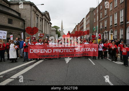 Dublin, Irland. 12. Oktober 2013. Mitglieder des Marsches Spektakel of Defiance & Hope in der Pre-Budget Protestmarsch. Gewerkschaften forderten einen Protestmarsch durch Dublin, vor der Ankündigung des Haushaltsplans 2014 nächste Woche. Sie protestierten gegen Kürzungen bei Bildung, Soziales und Gesundheit und für eine Nutzung alternativer Einnahmequellen durch die Regierung. © Michael Debets/Alamy Live-Nachrichten Stockfoto