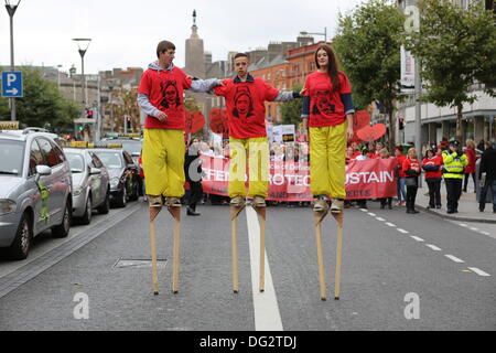 Dublin, Irland. 12. Oktober 2013. Mitglieder des Marsches Spektakel of Defiance & Hope in der Pre-Budget Protestmarsch auf Stelzen. Gewerkschaften forderten einen Protestmarsch durch Dublin, vor der Ankündigung des Haushaltsplans 2014 nächste Woche. Sie protestierten gegen Kürzungen bei Bildung, Soziales und Gesundheit und für eine Nutzung alternativer Einnahmequellen durch die Regierung. © Michael Debets/Alamy Live-Nachrichten Stockfoto