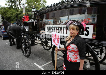 Dublin, Irland. 12. Oktober 2013. Mitglieder der Spektakel of Defiance & Hope Posen vor einem Pferd gezogenen Leichenwagen. Gewerkschaften forderten einen Protestmarsch durch Dublin, vor der Ankündigung des Haushaltsplans 2014 nächste Woche. Sie protestierten gegen Kürzungen bei Bildung, Soziales und Gesundheit und für eine Nutzung alternativer Einnahmequellen durch die Regierung. © Michael Debets/Alamy Live-Nachrichten Stockfoto