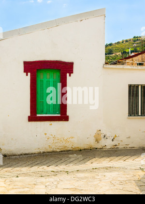 Eine grüne Fensterläden Fenster mit roter Umrandung im Dorf Omodos in Zypern Stockfoto