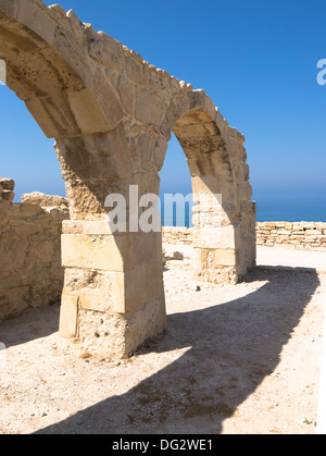 Klassische Bögen an die antike Stätte von Curium in Zypern mit dem Hintergrund des blauen Meeres und des Himmels Stockfoto