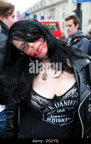 London, UK. 12. Oktober 2013. Hunderte von Zombie ein Spaziergang im Zentrum London für den Welttag der Zombie und Fundraising für das St Mungo: Hilfe für Obdachlose in London. Stockfoto