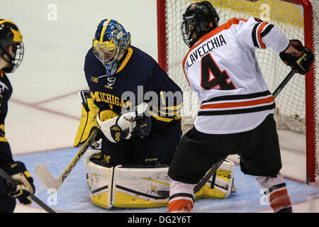 Rochester, New York, USA. 12. Oktober 2013. Michigans Torwart Steve Racine (1) blockt den Schuß auf RITs Mike Colavecchia (4) während der zweiten Periode. Michigan besiegte RIT 7-4 Blue Cross Arena in Rochester, New York am 12. Oktober 2013 © Nick Serrata/Eclipse/ZUMAPRESS.com/Alamy Live News Stockfoto