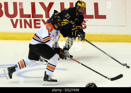 Rochester, New York, USA. 12. Oktober 2013. RIT Matt Garbowsky (9) geht nach Michigans Alex Guptill (27) in der ersten Periode. Michigan besiegte RIT 7-4 Blue Cross Arena in Rochester, New York am 12. Oktober 2013 © Nick Serrata/Eclipse/ZUMAPRESS.com/Alamy Live News Stockfoto