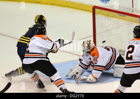 Rochester, New York, USA. 12. Oktober 2013. Michigans Phil Di Giuseppe (7) sendet den Puck hinter RIT Torwart Jordan Ruby (40) in der ersten Periode. Michigan besiegte RIT 7-4 Blue Cross Arena in Rochester, New York am 12. Oktober 2013 © Nick Serrata/Eclipse/ZUMAPRESS.com/Alamy Live News Stockfoto