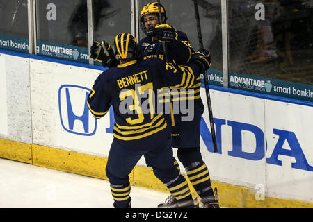 Rochester, New York, USA. 12. Oktober 2013. Michigans Mac Bennett (37) feiert Teamkollegen Cristóbal "Boo" Nieves (12) Ziel in der ersten Periode. Michigan besiegte RIT 7-4 Blue Cross Arena in Rochester, New York am 12. Oktober 2013 © Nick Serrata/Eclipse/ZUMAPRESS.com/Alamy Live News Stockfoto