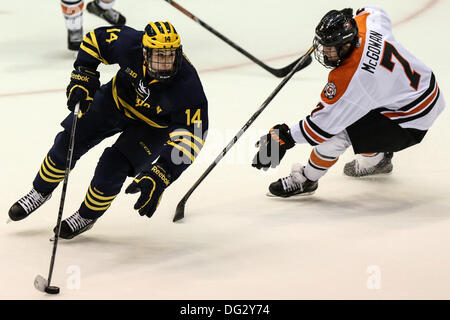 Rochester, New York, USA. 12. Oktober 2013. Michigans Tyler Motte (14) Schlittschuhe von RIT Brad McGowan (7) während der ersten Periode. Michigan besiegte RIT 7-4 Blue Cross Arena in Rochester, New York am 12. Oktober 2013 © Nick Serrata/Eclipse/ZUMAPRESS.com/Alamy Live News Stockfoto