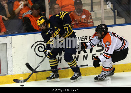 Rochester, New York, USA. 12. Oktober 2013. Michigans Derek DeBlois (19) Schlittschuhe von RIT Alex Perron-Fontaine (27) in der ersten Periode. Michigan besiegte RIT 7-4 Blue Cross Arena in Rochester, New York am 12. Oktober 2013 © Nick Serrata/Eclipse/ZUMAPRESS.com/Alamy Live News Stockfoto