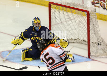 Rochester, New York, USA. 12. Oktober 2013. Michigans Torwart Steve Racine (1) blockt den Schuß auf RITs Ben Lynch (15) in der zweiten Periode. Michigan besiegte RIT 7-4 Blue Cross Arena in Rochester, New York am 12. Oktober 2013 © Nick Serrata/Eclipse/ZUMAPRESS.com/Alamy Live News Stockfoto