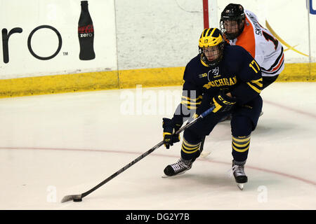 Rochester, New York, USA. 12. Oktober 2013. Michigans JT Compher (17) Schlittschuhe übergeben RIT Todd Skirving (17) in der ersten Periode. Michigan besiegte RIT 7-4 Blue Cross Arena in Rochester, New York am 12. Oktober 2013 © Nick Serrata/Eclipse/ZUMAPRESS.com/Alamy Live News Stockfoto