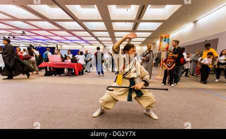 Los Angeles, CA, USA. 12. Oktober 2013. Ein Konkurrent erwärmt sich vor Beginn des Wettbewerbes Kung Fu Shaolin Tempel kulturelle Festival LA 2013. Brian Cahn/ZUMAPRESS.com/Alamy © Live-Nachrichten Stockfoto