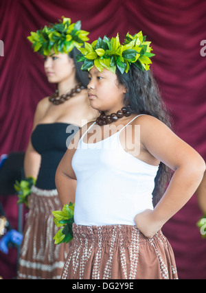 Tänzer mit traditioneller Kleidung führt hawaiianische Tanz am 23. jährliche Hoolaulea Pacific Islands Festival in Henderson Nevada Stockfoto