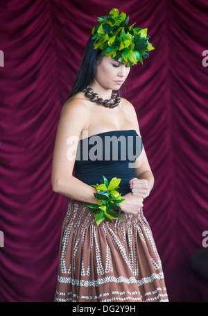 Tänzerin mit traditioneller Kleidung führt hawaiianische Tanz am 23. jährliche Hoolaulea Pacific Islands Festival in Henderson Nevada Stockfoto