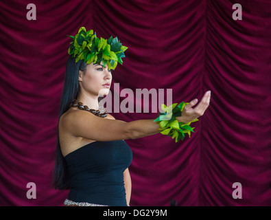 Tänzerin mit traditioneller Kleidung führt hawaiianische Tanz am 23. jährliche Hoolaulea Pacific Islands Festival in Henderson Nevada Stockfoto