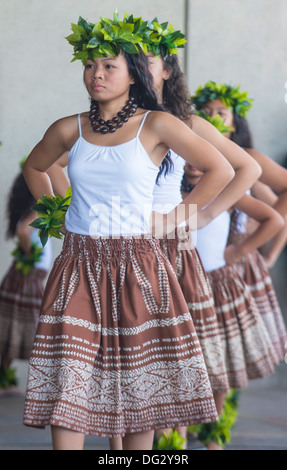 Tänzer mit traditioneller Kleidung führt hawaiianische Tanz am 23. jährliche Hoolaulea Pacific Islands Festival in Henderson Nevada Stockfoto