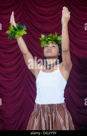 Tänzerin mit traditioneller Kleidung führt hawaiianische Tanz am 23. jährliche Hoolaulea Pacific Islands Festival in Henderson Nevada Stockfoto