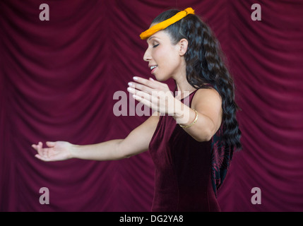 Tänzerin mit traditioneller Kleidung führt hawaiianische Tanz am 23. jährliche Hoolaulea Pacific Islands Festival in Henderson Nevada Stockfoto