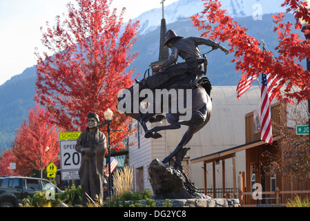 Bronze Statuen und Bäume, die wechselnden Farben auf der Joseph Oregons Main Street. Stockfoto