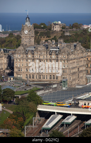 Stadt Edinburgh, Schottland. Malerische Ansicht über die Stadt Edinburgh in Richtung Firth von weiter. Stockfoto