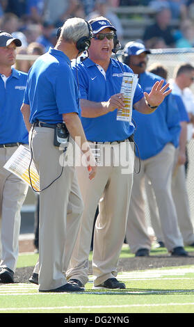 Kalmazoo, Michigan, USA. 12. Oktober 2013. Samstag, 12. Oktober 2013, Buffalo Bulls Vs Western Michigan Broncos, beschreibt Buffalo Bulls Head Coach Jeff Quinn einige offensiven Optionen mit QB-Coach Don Patterson während der Aktion in der ersten Hälfte des Spiels an Waldo Satdium auf dem Campus of Western Michigan. Buffalo hat 33-0 gewonnen. © Csm/Alamy Live-Nachrichten Stockfoto